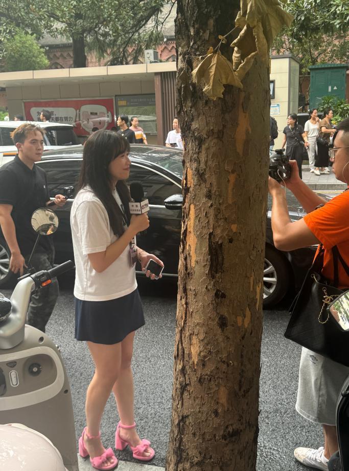 总台记者已经来到詹姆斯中国行外滩活动现场